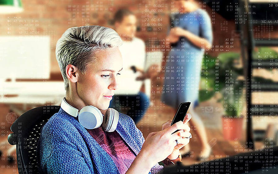 Eine junge Frau mit einem Smartphone