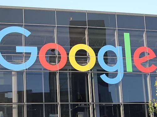 Das Google-Logo an einem Gebäude
