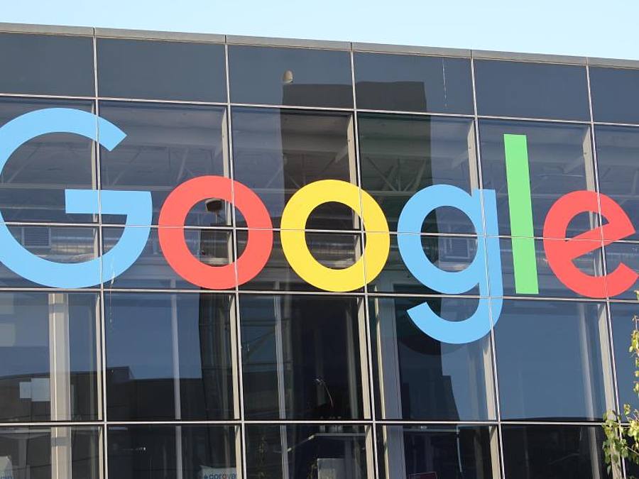 Das Google-Logo an einem Gebäude