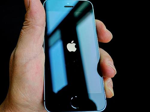 Das Apple-Logo auf dem Display eines iPhone SE ((Foto: Stefan Jaitner))