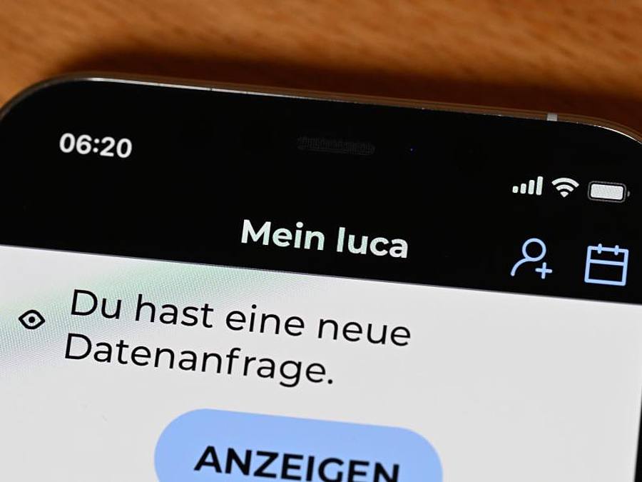 Die Startseite einer Luca-App ist auf einem Bildschirm eines Smartphones dargestellt. Foto: Bernd Weißbrod/dpa/