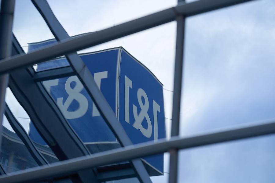 Gespiegeltes Firmenlogo
