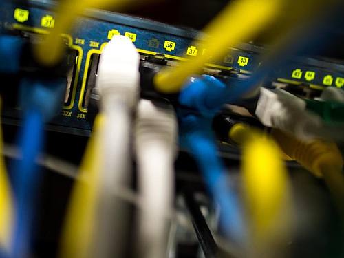 Kriminelle dringen in Internetrouter ein, um teure Telefon-Ferngespräche aufzubauen (Symbolbild). Foto: Matthias Balk