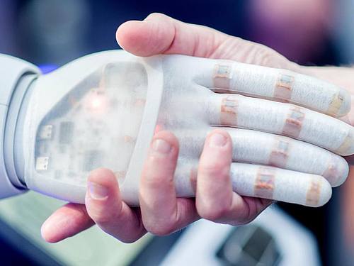 bionische Roboter-Hand. Foto: Hauke-Christian Dittrich/dpa