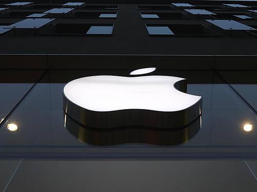 Im Streit um die finanziellen Rahmenbedingungen im Apple App Store kommt der iPhone-Konzern den Anbietern von Medien-Apps entgegen. Foto: Matthias Schrader/AP/dpa