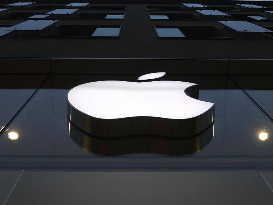Im Streit um die finanziellen Rahmenbedingungen im Apple App Store kommt der iPhone-Konzern den Anbietern von Medien-Apps entgegen. Foto: Matthias Schrader/AP/dpa