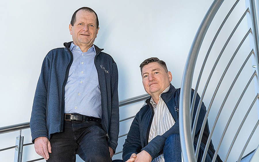 Sitzend auf einer Treppe 