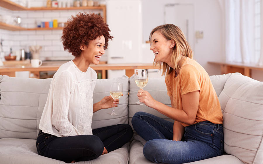 Freundinnen trinken Wein
