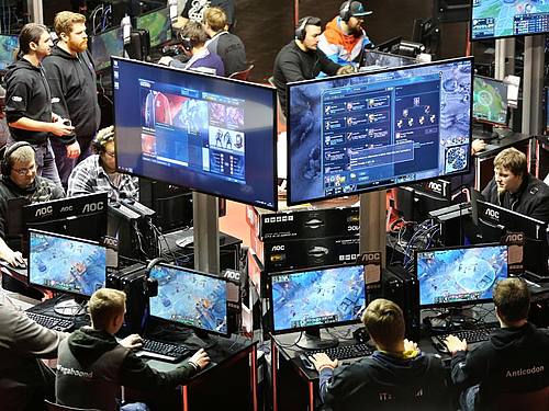 Statt per Livestream am Fernseher oder PC verfolgen die Fans die Wettkämpfe immer häufiger in großen Stadien. Foto: Jan Woitas