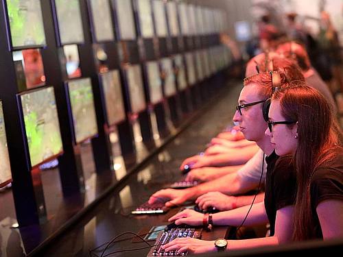 Besucher der Gamescom spielen "World of Warcraft" des Spielentwicklers Blizzard Entertainment. Foto: Oliver Berg