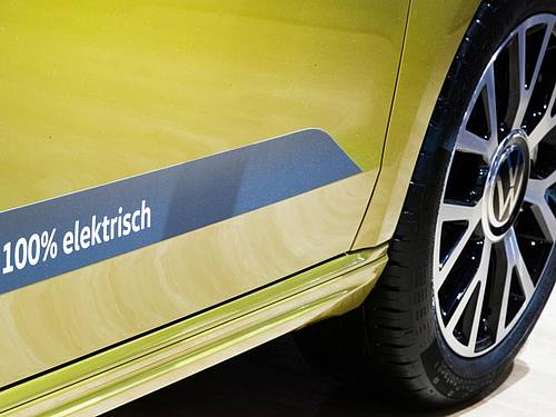 Elektronisches Bezahlen und drahtlose Updates über eine App sind nur zwei Aspekte der Software-Strategie von VW. Foto: Benoit Doppagne/BELGA/dpa