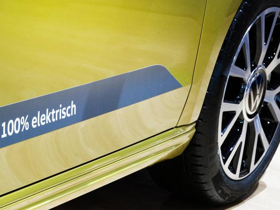 Elektronisches Bezahlen und drahtlose Updates über eine App sind nur zwei Aspekte der Software-Strategie von VW. Foto: Benoit Doppagne/BELGA/dpa