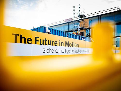 Continental will die Entwicklung von Fahrassistenzsystemen und Roboterwagen-Software beschleunigen. Foto: Moritz Frankenberg/dpa