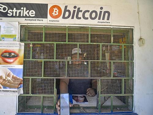 Ein Geschäft in Chiltuipan, das Bitcoin akzeptiert. Foto: Camilo Freedman/SOPA/ZUMA/dpa