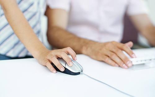 Mitarbeiterin klickt auf Computermaus