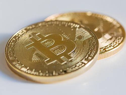 Zwei Bitcoin-Münzen liegen auf einem Tisch. Foto: Fernando Gutierrez-Juarez/dpa-Ze