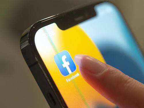 Darf Facebook alle Nutzer verpflichten, ihr Profil unter ihrem echten Namen zu führen? Diese Frage wird nun den Bundesgerichtshof (BGH) beschäftigen. Foto: Mohssen Assanimoghaddam/dpa
