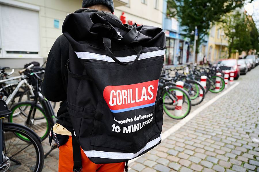 Der Lebensmittelllieferdienst Gorillas und der Bio-Einzelhändler Alnatura haben für den deutschen Markt eine strategische Partnerschaft vereinbart.