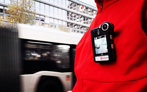 Eine Bodycam an der Uniform einer Feuerwehrkraft