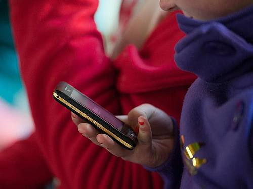 Ein Mann schaut auf sein Handy. In Deutschland sollen wieder Mobiltelefone produziert werden. Foto: Armin Weigel