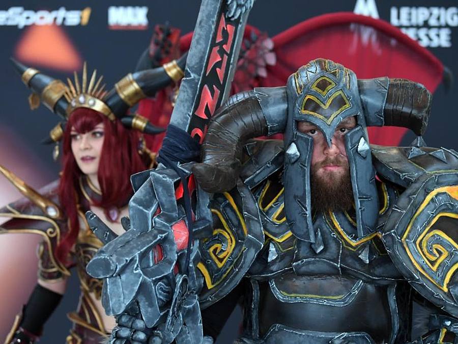 Cosplayer zelebrieren das Game «World of Warcraft» in ihren phantastischen Kostümen. Foto: Hendrik Schmidt/dpa-Zentralbild/ZB