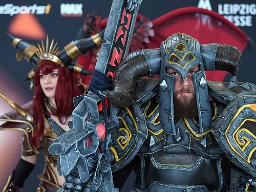Cosplayer zelebrieren das Game «World of Warcraft» in ihren phantastischen Kostümen. Foto: Hendrik Schmidt/dpa-Zentralbild/ZB