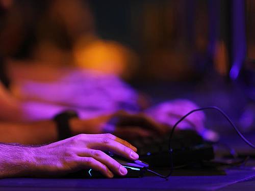 Messebesucher testen auf der Gamescom Computerspiele. Foto: Oliver Berg/dpa