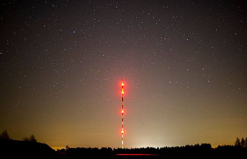 Ein Sendemast in Visselhövede (Niedersachsen) vor dem Sternenhimmel. Der Sender Visselhövede ist eine Sendeanlage für Hörfunk und Fernsehen.