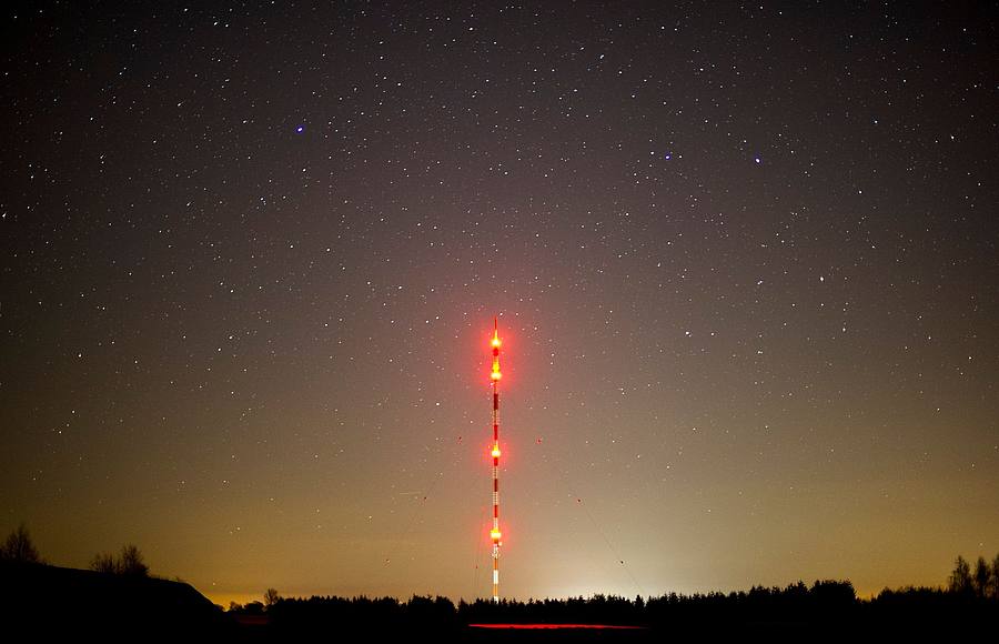 Ein Sendemast in Visselhövede (Niedersachsen) vor dem Sternenhimmel. Der Sender Visselhövede ist eine Sendeanlage für Hörfunk und Fernsehen.