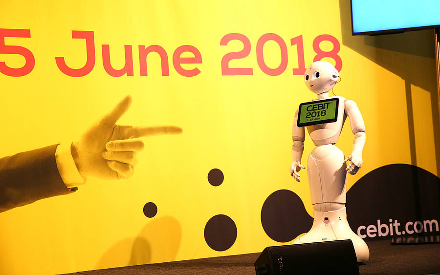 Das Unternehmen Softbank Robotics Europe hatte den humanoiden Roboter Pepper mitgebracht.