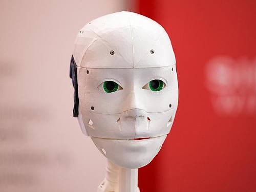 Ein humanoider Roboter aufgenommen auf der IT-Messe CeBIT 2018