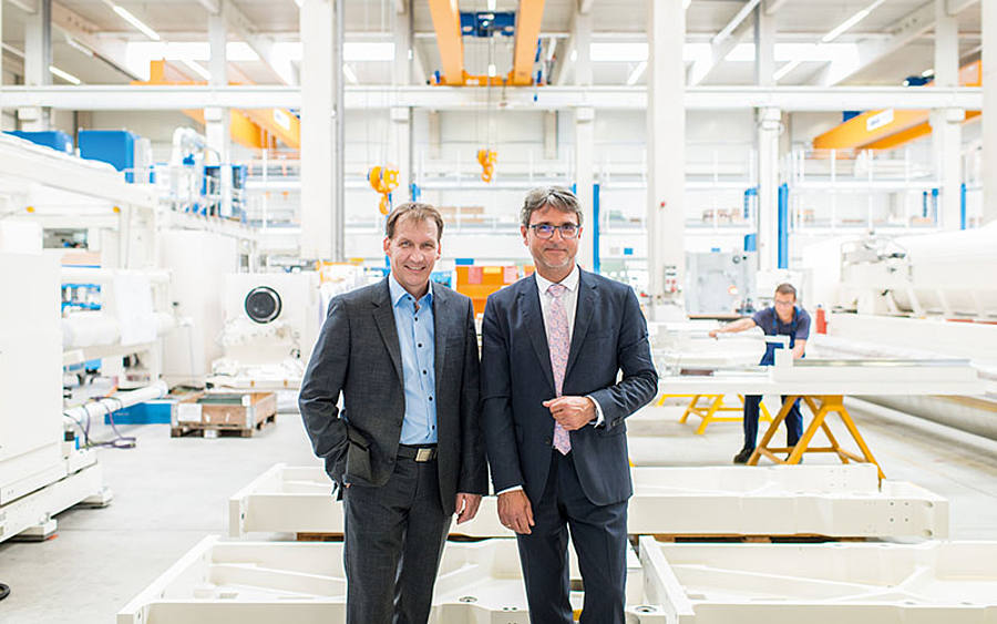 IT-Leiter Ralf Radny und Lutz Busch, Vorsitzender der Geschäftsführung, von der Kampf Schneid- und Wickeltechnik GmbH & Co. KG.