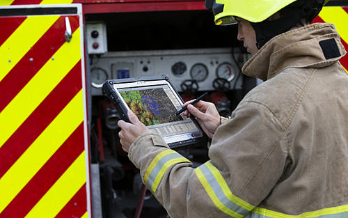 Feuerwehrmann mit Tablet