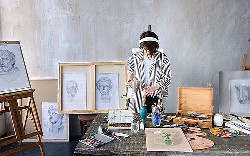 Junger Künstler im Atelier