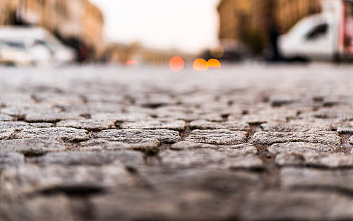 Straße mit Kopfsteinplaster