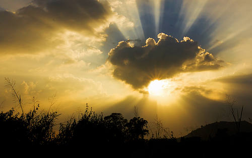Sonnenstrahlen durchdringen Wolkendecke