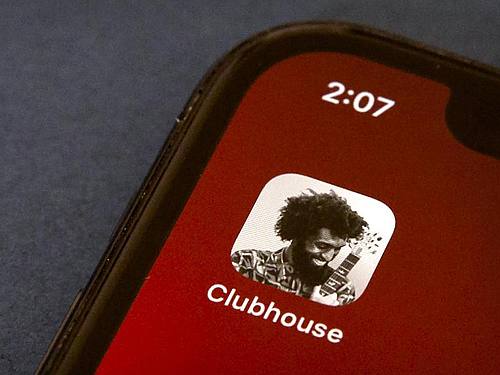 Das Symbol der Talk-App Clubhouse auf dem Bildschirm eines Smartphones. Foto: Mark Schiefelbein/AP/dpa/Archiv