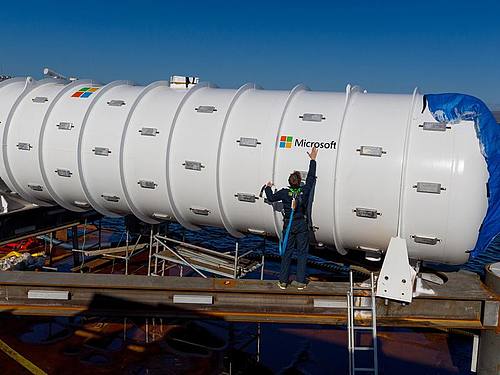 Das Microsoft-Datenzentrum, kurz vor der Versenkung in der Nordsee ((Foto: Scott Eklund/Microsoft))