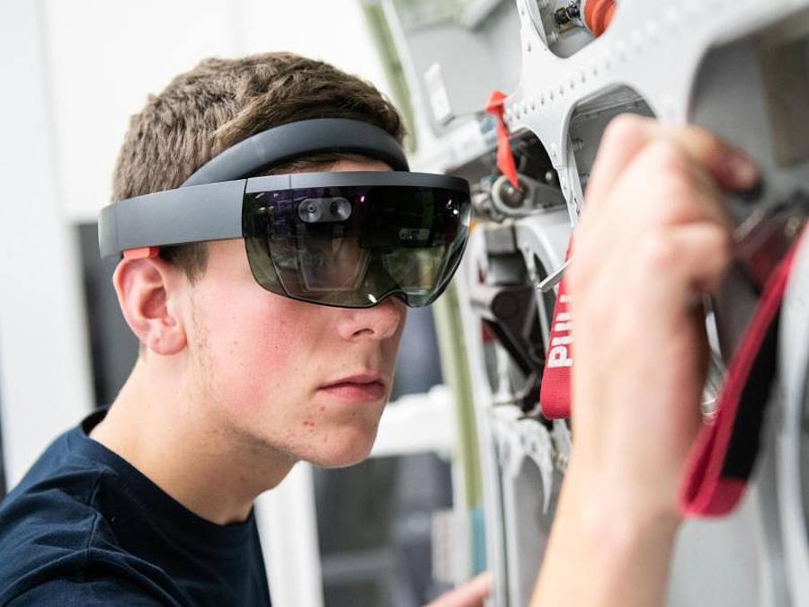 Ein Airbus-Auszubildender wird bei der Arbeit von einer Datenbrille unterstützt. Foto: Daniel Reinhardt