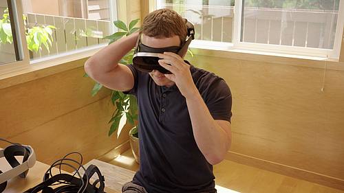 Mark Zuckerberg, CEO von Meta, testet einen Prototyp der neuen VR-Brille «Holocake 2» (undatierte Aufnahme).